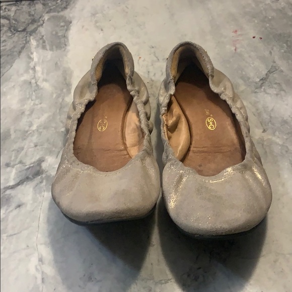 S + C silver flats -39.5 fits like an 8 - Picture 1 of 3